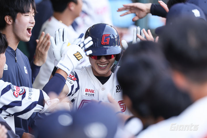 '전민재 쐐기포' <b>롯데</b>, '3위 경쟁' <b>LG</b>에 <b>9-1</b>로 <b>대승</b>…4연패 탈출