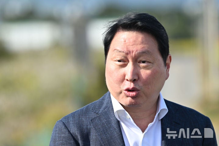 <b>최태원</b> SK 회장, <b>호남</b>권 <b>반도체</b> 부지 첫 방문…"속도감 있게 추진"