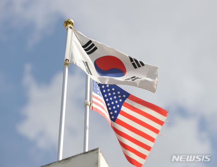 [서울=뉴시스] 김금보 기자 = 2023년 7월 26일 서울 종로구 대한민국역사박물관에서 열린 한미동맹70주년 기념 특별전에 태극기와 성조기가 펄럭이고 있다.2023.07.26.