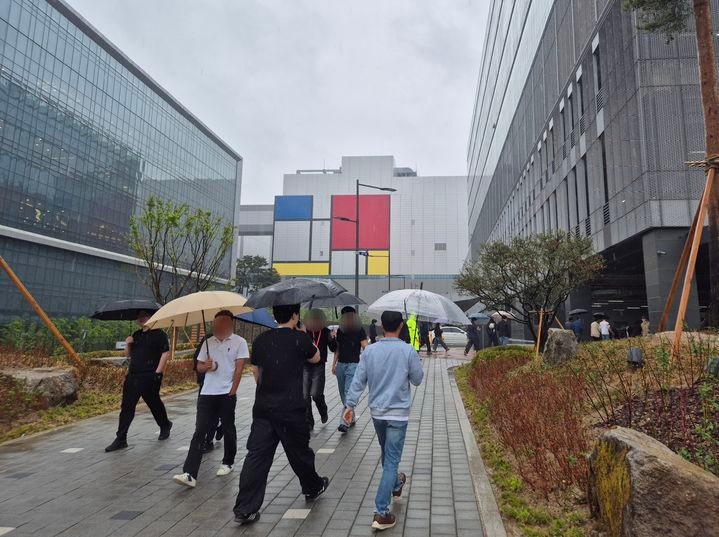 [평택=뉴시스] 이병희 기자 = 20일 오후 3시께 경기 평택시 고덕동 삼성전자 평택캠퍼스에서 우산을 쓰고 움직이는 직원들. 2026.05.20. iambh@newsis.com *재판매 및 DB 금지