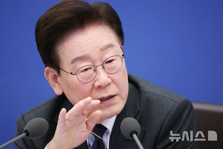 이 대통령 "비난해도 <b>SNS 소통</b> 계속할 것…<b>소통</b>하다 조롱당한 盧 떠올라...