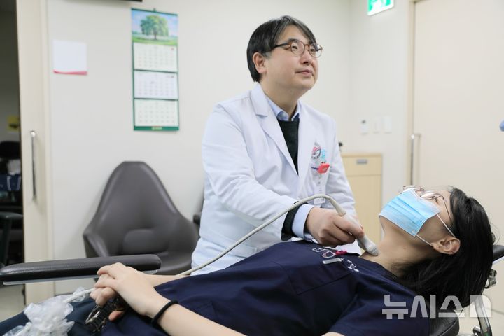 [서울=뉴시스] 이동진 한림대학교강남성심병원장(이비인후과 교수)이 갑상선 초음파 검사를 하고 있다.(사진= 한림대학교강남성심병원 제공)