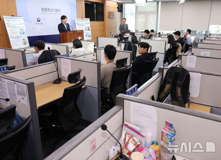 [세종=뉴시스] 배훈식 기자 = 송미령 농림축산식품부 장관이 8일 오전 세종시 정부세종청사에서 농지 전수조사 관련 브리핑을 하고 있다.2026.10.08.