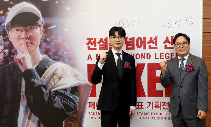 [서울=뉴시스] 우정사업본부는 10일 우표박물관에서 페이커 기념우표 기획전시관 개관식과 기념우표 증정식을 열었다.행사에는 페이커와 박인환 우정사업본부장 등이 참석했다.기념우표는 오는 23일 정식 발행된다.(사진