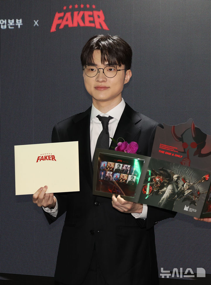 [서울=뉴시스] 김선웅 기자 = e스포츠 리그 오브 레전드 '페이커' 이상혁 선수가 10일 서울 중구 서울중앙우체국 우표박물관에서 열린 페이커 기념우표 기획전시관 개관식에서 오는 23일 발매하는 페이커 기념우표를 선