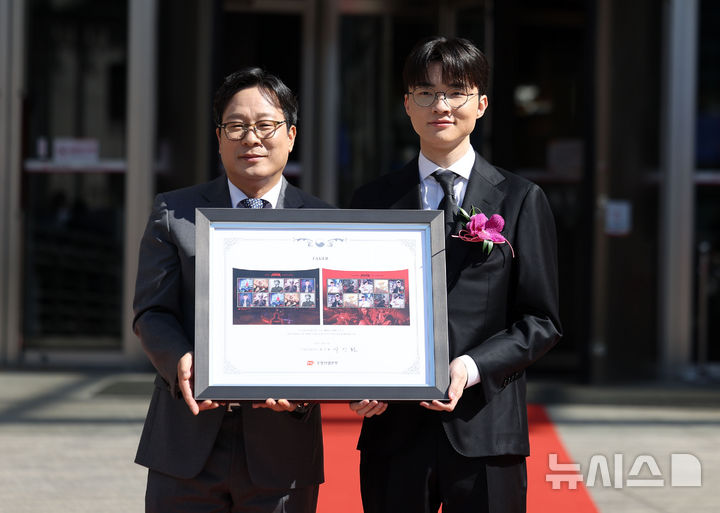 [서울=뉴시스] 김선웅 기자 = e스포츠 리그 오브 레전드 '페이커' 이상혁 선수가 10일 서울 중구 서울중앙우체국 우표박물관에서 열린 페이커 기념우표 기획전시관 개관식에서 박인환 우정사업본부장으로부터 오는 23일 