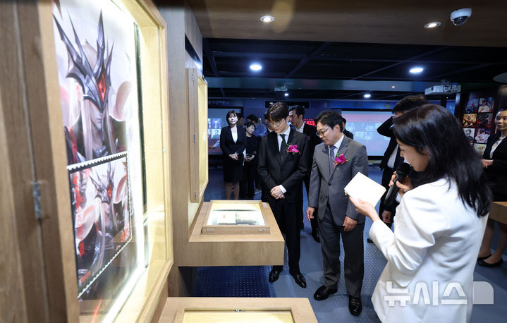 [서울=뉴시스] 김선웅 기자 = e스포츠 리그 오브 레전드 '페이커' 이상혁 선수와 박인환 우정사업본부장이 10일 서울 중구 서울중앙우체국 우표박물관에서 열린 페이커 기념우표 기획전시관 개관식에 참석해 전시를 관람하