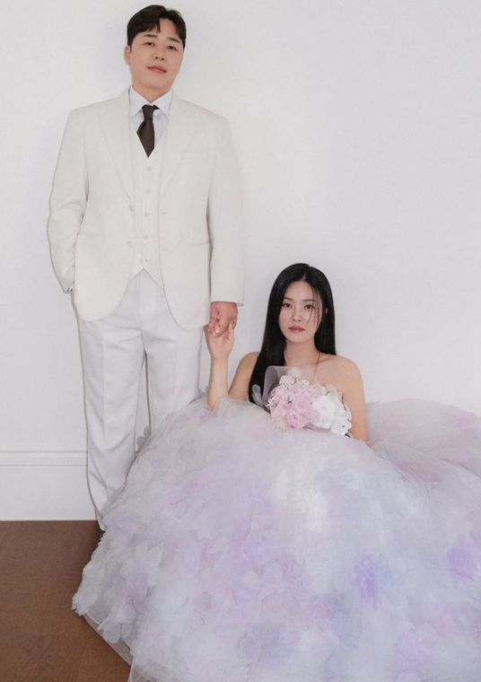 <b>한윤서</b>, '10월의 신부' 됐다…2살 연상과 웨딩마치