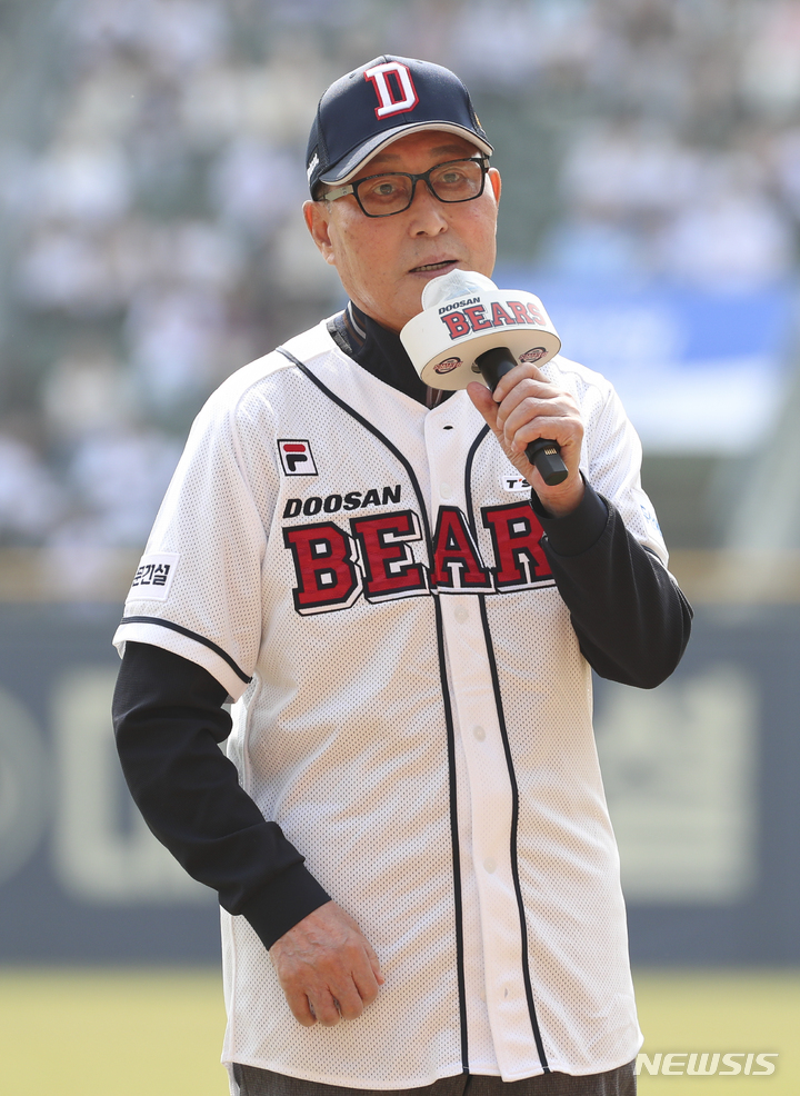 두 차례 두산 우승 이끈 '국민<b>감독</b>' <b>김인식</b>, 잠실 마지막 정규시즌 시구...