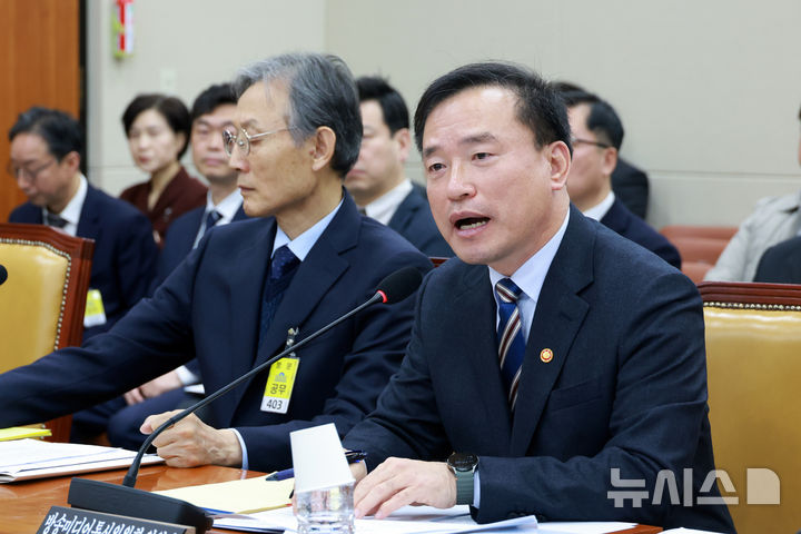 [서울=뉴시스] 고승민 기자 = 김종철 방송미디어통신위원장이 10일 서울 여의도 국회에서 열린 과학기술정보방송통신위원회 전체회의에서 의원 질의에 답하고 있다.2026.02.10.