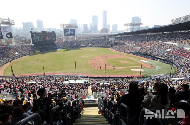 [서울=뉴시스] 배훈식 기자 = 2026 신한 SOL KBO리그가 개막한 28일 오후 서울 송파구 잠실야구장에서 열린 LG 트윈스와 KT 위즈의 경기를 찾은 만원 관중이 열띤 응원을 하고 있다. 2026.03.28. dahora83@newsis.com