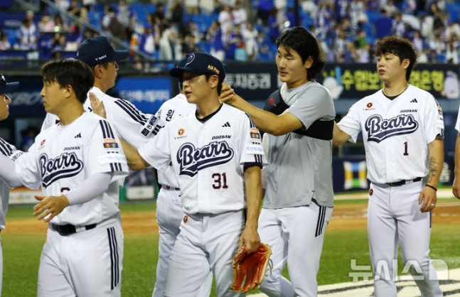 [서울=뉴시스] 전신 기자 = 26일 서울 잠실야구장에서 열린 2026 KBO 리그 삼성 라이온즈와 두산 베어스의 경기에서 7-0 승리한 두산 곽빈이 김원형 감독과 하이파이브를 하고 있다. 2026.07.26. photo1006@newsis.com