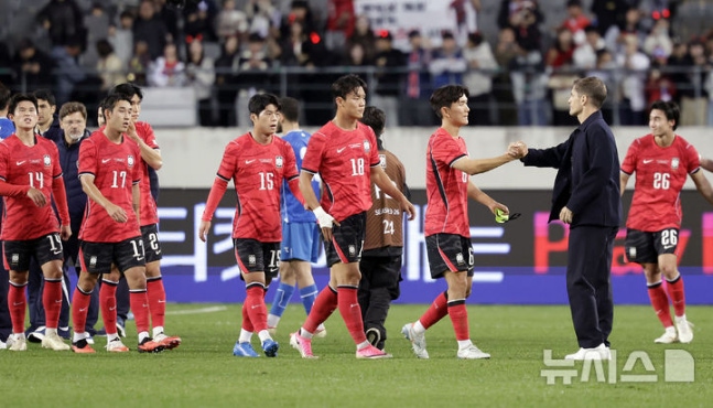 [용인=뉴시스] 최동준 기자 = 6일 경기 용인미르스타디움에서 열린 하나은행 초청 축구 국가대표팀 친선경기 한국과 우즈베키스탄의 경기, 2-0 승리를 거둔 한국 로베르토 모레노 감독이 선수들과 인사하고 있다. 2026.10.06. photocdj@newsis.com