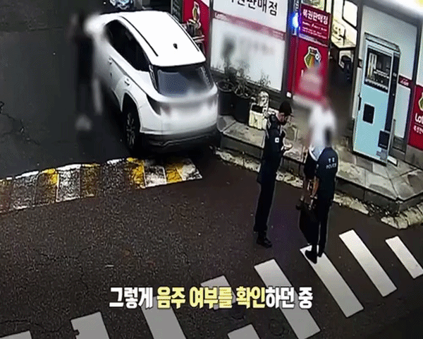 [서울=뉴시스] 술을 마시고 이륜차를 탄 남성이 경찰의 음주 확인을 앞두고 도주했다.(사진 출처=유튜브 채널 '대한민국 경찰청' 캡처) *재판매 및 DB 금지