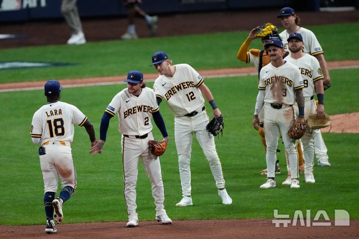 '불펜 4⅔이닝 무실점' <b>밀워키</b>, 다저스 꺾고 NLCS 1차전 기선제압
