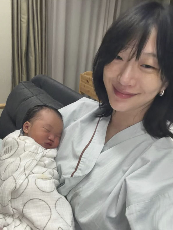 <b>최소라</b>, 결혼 7년 만에 <b>득녀</b>…딸 안고 미소