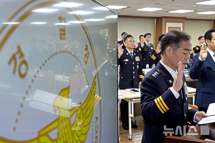 [서울=뉴시스] 김금보 기자 = 김종철 경찰청장 직무대행이 12일 서울 서대문구 경찰청에서 열린 국회 행정안전위원회의 경찰청에 대한 국정감사에서 선서를 하고 있다.2026.10.12.