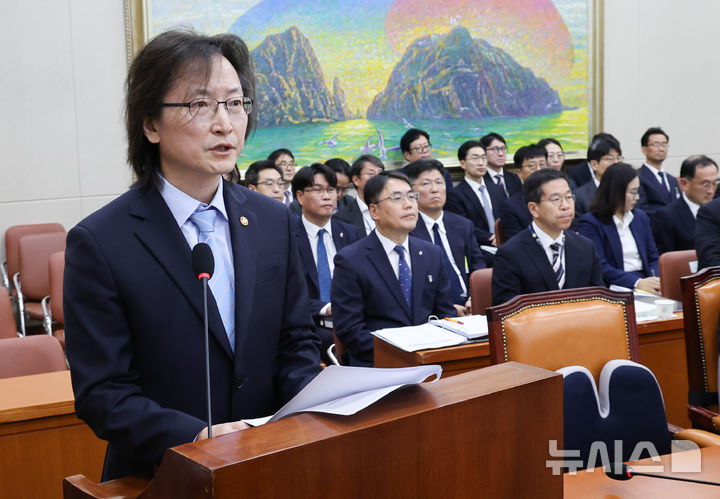 [서울=뉴시스] 최진석 기자 = 주병기 공정거래위원장이 12일 여의도 국회에서 열린 정무위원회의 공정거래위원회 등에 대한 국정감사에 출석해 인사말을 하고 있다.2026.10.12.