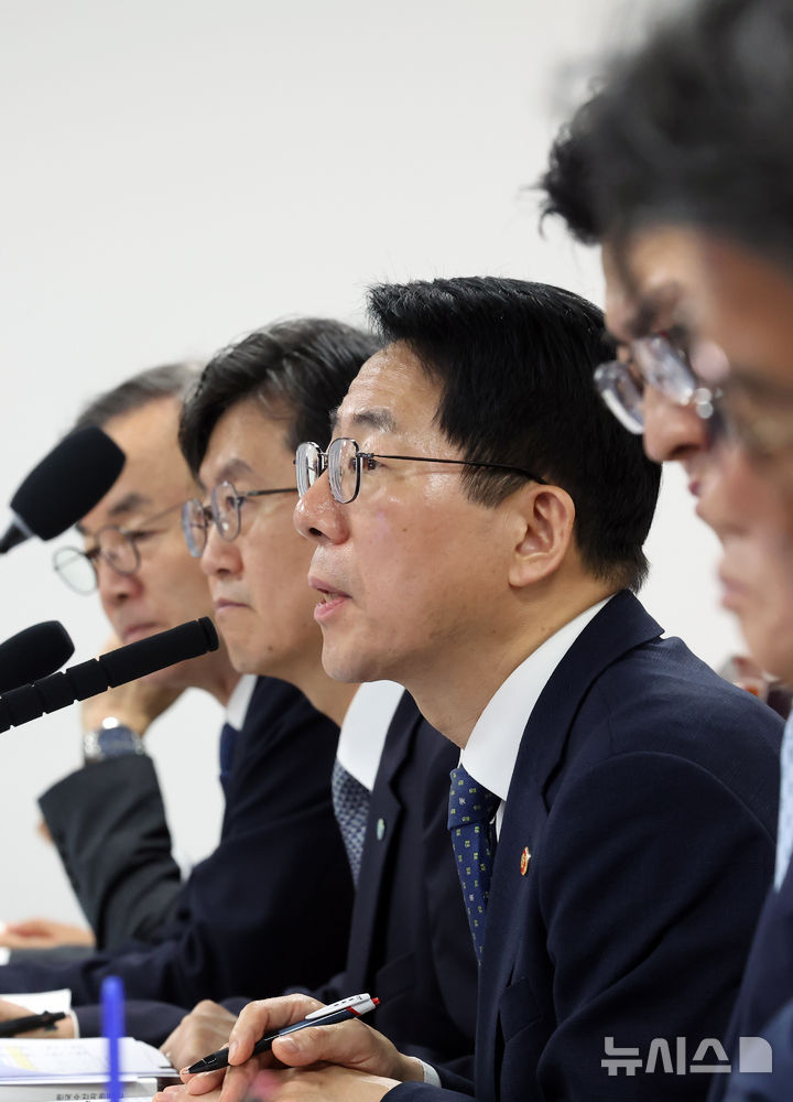  [부산=뉴시스] 하경민 기자 = 황종우 해양수산부 장관이 12일 부산 동구 해양수산부 별관에서 열린 국회 농림축산식품해양수산위 국정감사에 참석, 의원 질의에 답변하고 있다. 2026.10.12. yulnetphot
