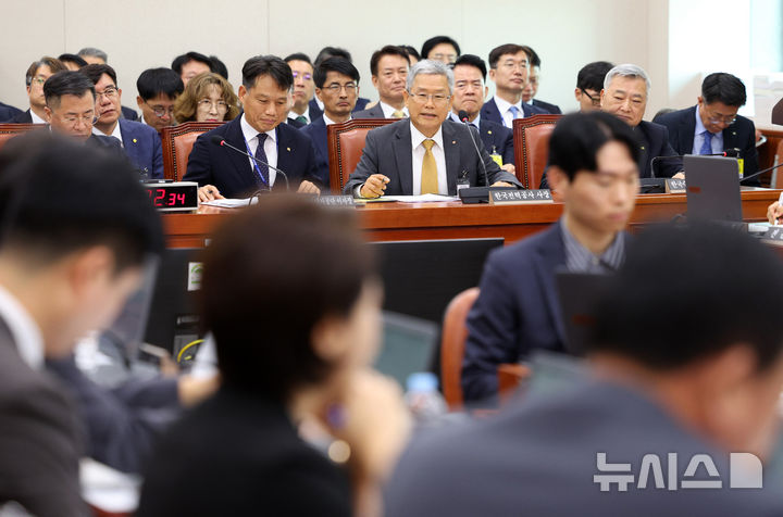 [서울=뉴시스] 고범준 기자 = 김동철 한국전력공사 사장이 12일 서울 여의도 국회에서 열린 산업통상자원중소벤처기업위원회 국정감사(대한무역투자진흥공사 등)에서 의원 질의에 답변하고 있다. 2026.10.12. bjk