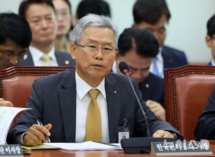 [서울=뉴시스] 고범준 기자 = 김동철 한국전력공사 사장이 12일 서울 여의도 국회에서 열린 산업통상자원중소벤처기업위원회 국정감사(대한무역투자진흥공사 등)에서 의원 질의에 답변하고 있다. 2026.10.12. bjk