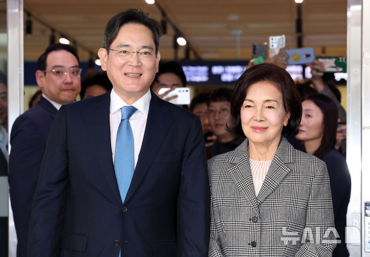 [서울=뉴시스] 김명년 기자 = 이재용 삼성전자 회장과 홍라희 전 삼성미술관 리움 관장이 21일 오후 서울 종로구 서울대병원 어린이병원에서 열린 소아암·희귀질환 지원사업단 행사를 마치고 이동하고 있다. 2024.10