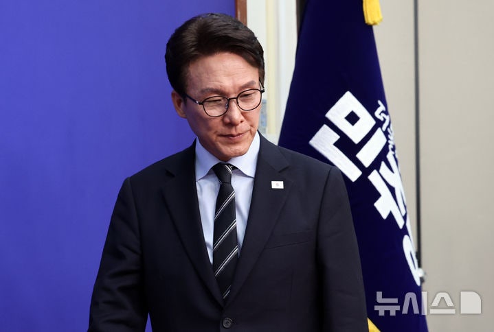與 "'<b>신천지</b> 당원 가입' 조사 일단락…내용 공개수준 등 논의"(종합2보)