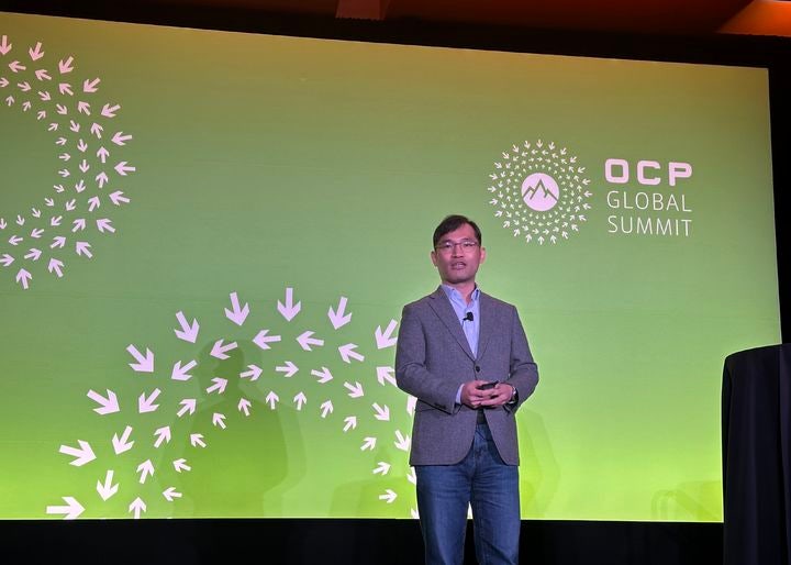 [서울=뉴시스] 12일(현지시간) 미국 실리콘밸리에서 열린 'OCP Global Summit 2026'에서 삼성전자 DS부문 메모리사업부 AE팀 심호준 상무가 발표하고 있다. (사진=삼성전자 제공). 2026.10.