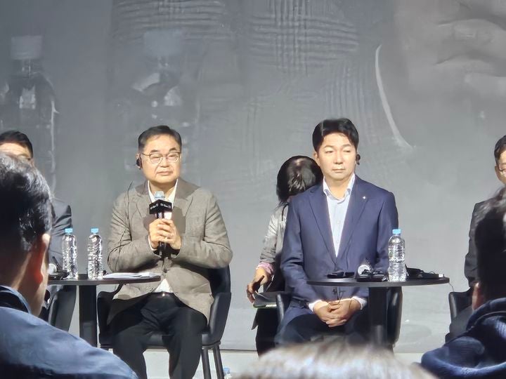 [서울=뉴시스] 남주현 기자 = 콘야마 마나부 렉서스코리아 사장이 13일 오전 서울 광진구 워커힐 호텔앤리조트 빛의 시어터에서 열린 '올 뉴 ES' 미디어 컨퍼런스에서 질문을 받고 있다. 2026.10.13. njh