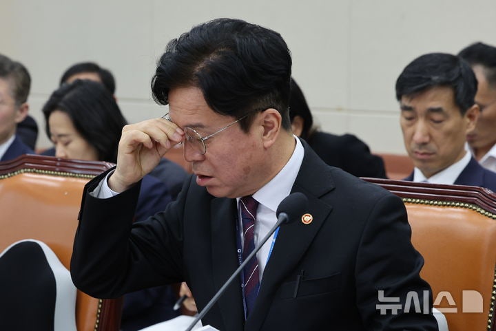 김영훈 "메가특구 노동특례, 결과 정해두지 않아…정부는 조력자"