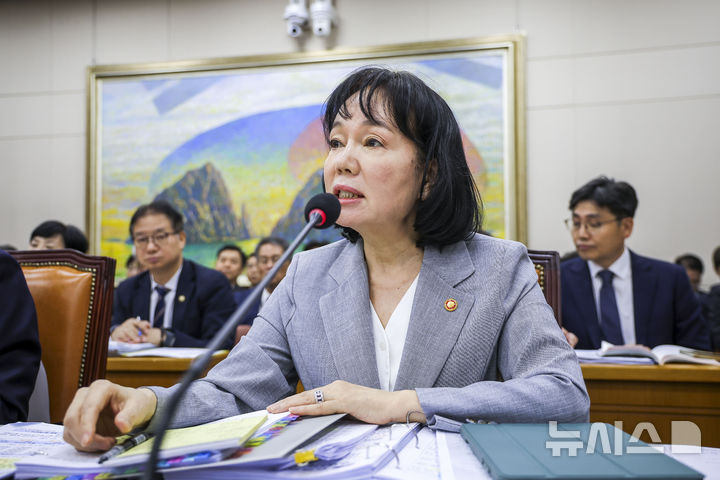 [서울=뉴시스] 정병혁 기자 = 송경희 개인정보보호위원회 위원장이 13일 서울 여의도 국회에서 열린 국회 정무위원회의 국무조정실 등에 대한 국정감사에서 질문에 답하고 있다. 2026.10.13. jhope@newsi