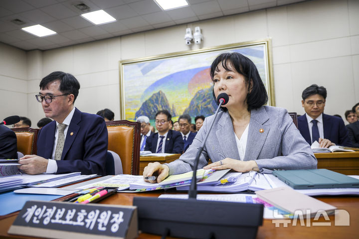 [서울=뉴시스] 정병혁 기자 = 송경희 개인정보보호위원회 위원장이 13일 서울 여의도 국회에서 열린 국회 정무위원회의 국무조정실 등에 대한 국정감사에서 질문에 답하고 있다. 2026.10.13. jhope@newsi