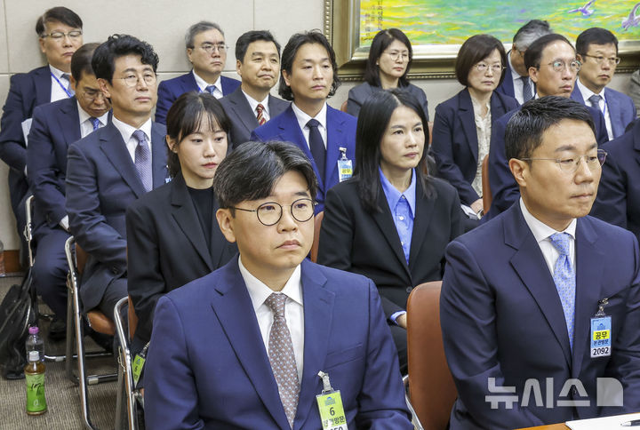 [서울=뉴시스] 정병혁 기자 = 윤구 구글코리아 대표를 비롯한 최주희 티빙 대표, 홍승일 힐링페이퍼 대표, 이상윤 KT 최고정보보호책임자가 13일 서울 여의도 국회에서 열린 국회 정무위원회의 국무조정실 등에 대한 국