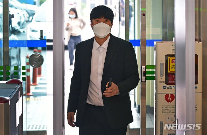 전 삼성투수 <b>안지만</b>의 몰락…'3억대 <b>사기</b>' <b>징역</b> 1년8개월