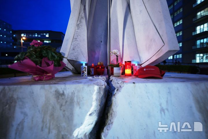 [로마=AP/뉴시스] 12일(현지 시간) 교황 레오 14세가 입원할 이탈리아 로마의 아고스티노 제멜리 종합병원 내 요한 바오로 2세 전 교황 동상 아래 레오 14세 교황의 쾌유를 기원하는 꽃과 촛불이 놓여 있다. 교