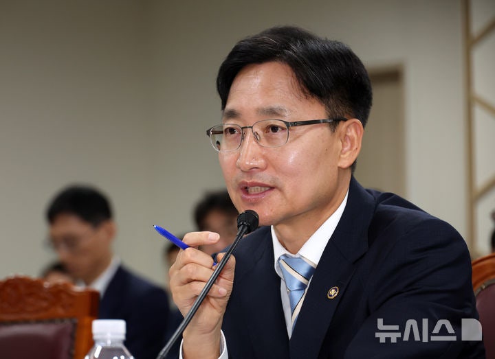 <b>이 대통령</b>, 신임 <b>비서실장</b>에 <b>임광현</b> 국세청장 임명…"민생 성과 위해 온...