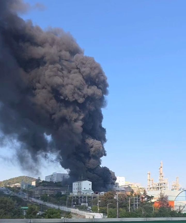 <b>울산 온산읍</b> 제조업체서 큰불…소방 대응 1단계 발령