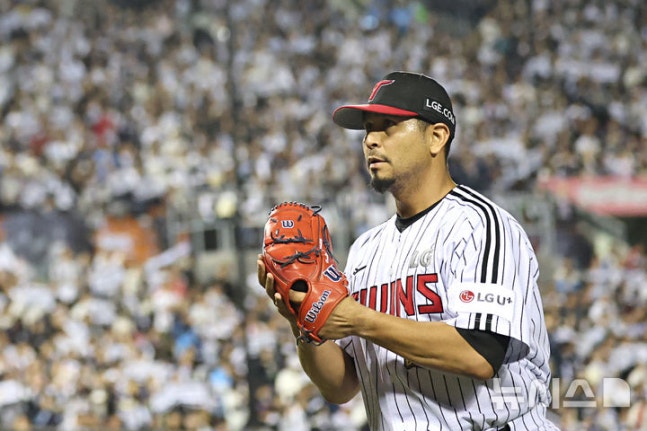 [서울=뉴시스] 김금보 기자 = 14일 서울 송파구 잠실야구장에서 열린 프로야구 2026 KBO 포스트시즌 와일드카드 결정 1차전 두산 베어스와 LG 트윈스의 경기, 7회초 무사 2,3루 LG 선발 카라스코가 두산 3번타자 김민석 타석 때 마운드에서 내려오고 있다. 2026.10.14. kgb@newsis.com