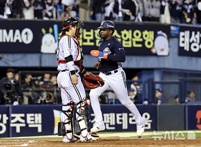 [서울=뉴시스] 김금보 기자 = 14일 서울 송파구 잠실야구장에서 열린 프로야구 2026 KBO 포스트시즌 와일드카드 결정 1차전 두산 베어스와 LG 트윈스의 경기, 7회초 1사 만루 두산 양석환 희생플라이 때 3루 주자 세베리노가 홈인 하고 있다. 2026.10.14. kgb@newsis.com