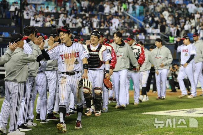 [서울=뉴시스] 김금보 기자 = 14일 서울 송파구 잠실야구장에서 열린 프로야구 2026 KBO 포스트시즌 와일드카드 결정 1차전 두산 베어스와 LG 트윈스의 경기, 1-4로 승리하며 준플레이오프에 진출하게된 LG 박해민과 선수들이 자축하고 있다. 2026.10.14. kgb@newsis.com