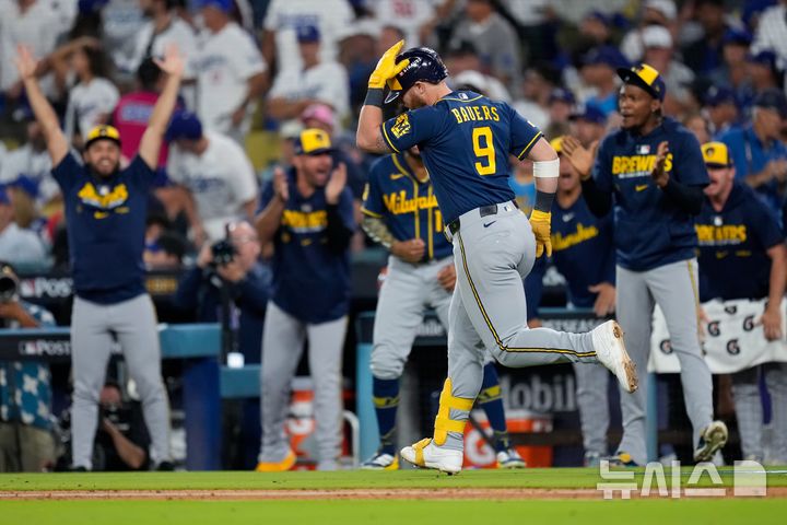 '홈런 3방' <b>밀워키</b>, <b>NLCS 3연승</b>…'디펜딩 챔프' 다저스는 탈락 위기