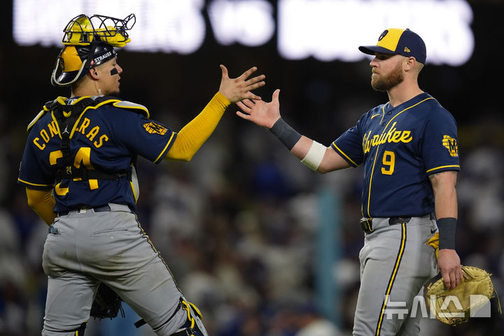 다저스 잡고 <b>NLCS 3연승</b>, 자축하는 <b>밀워키</b> 선수들