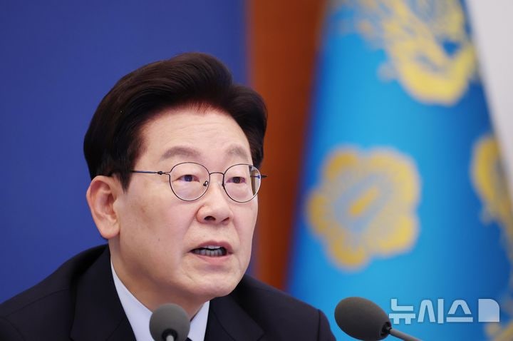 <b>이 대통령</b> "일부서 만들어낸 연임<b>개헌론</b>, 정계개편용 개헌 음모론에서 ...