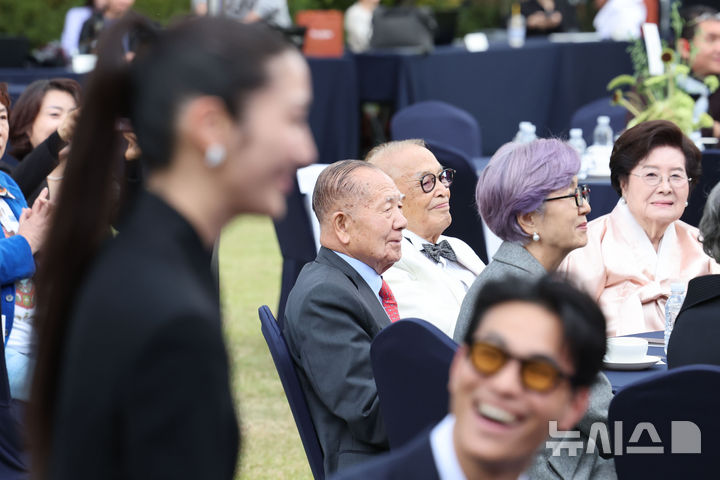 <b>외손녀 이재</b> 바라보는 <b>신영균</b>