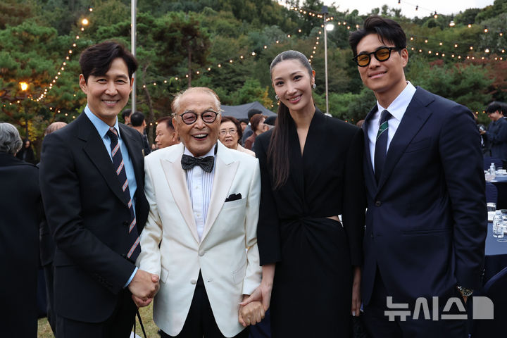 기념촬영 하는 이정재-<b>신영균</b>-<b>이재</b>-샘김