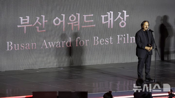<b>빵과 책</b> 마지드 마지디 감독 <b>부산 어워드</b> 대상 수상