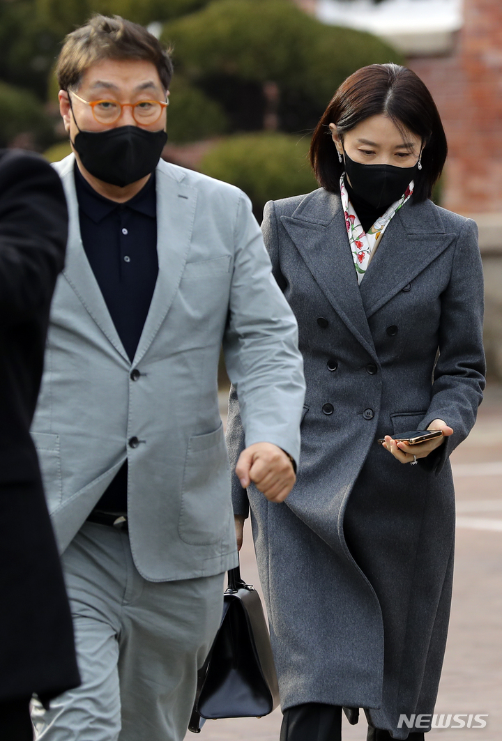 '20살 <b>나이차</b> 무색'…<b>이영애</b>, '75세' 남편 <b>정호영</b>과 다정한 공식 외출