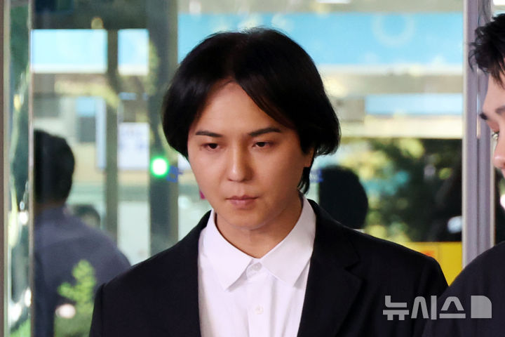 '102일 무단결근' <b>송민호</b>, 결국 <b>재복무 절차</b> 밟나