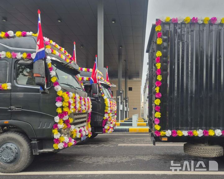 [단둥=뉴시스] 박정규 특파원 = 15일 오전 중국 랴오닝성 단둥에서 열린 북·중 신압록강대교 개통식에서 북한 측 컨테이너 차량들이 중국 측 해관(세관) 구역에 들어와 있다. 2026.10.15 pjk76@newsi