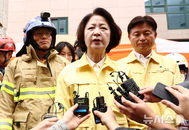 <b>추미애</b> "<b>소방</b>은 재정 <b>빨대</b>" <b>발언</b>…곳곳서 "헌신 모독 말라" 분노